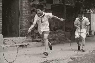 推铁环, 丢手绢, 打陀螺, 现在孩子从来不玩的游戏, 是我们的童年!