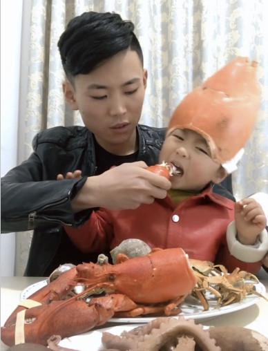 农民扎堆海鲜吃播, 就为这样的目的! 你能理解吗?