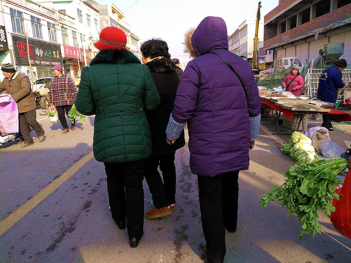 县城三位老年人赶农村大集每人都买了一份油条, 这油条很特别吗?