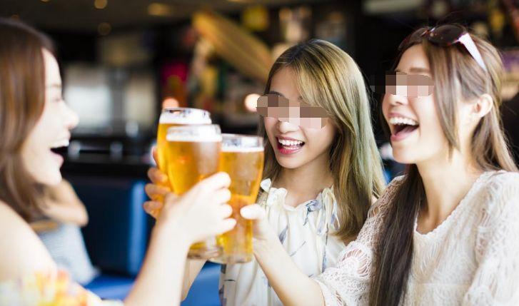离婚闺蜜常来我家帮我带孩子, 教室外看到这一幕, 我悔不当初!