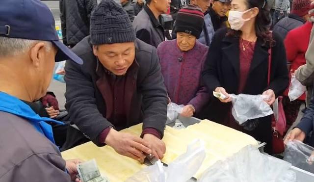 第一次见这么卖豆腐的, 这农村大叔太有头脑了
