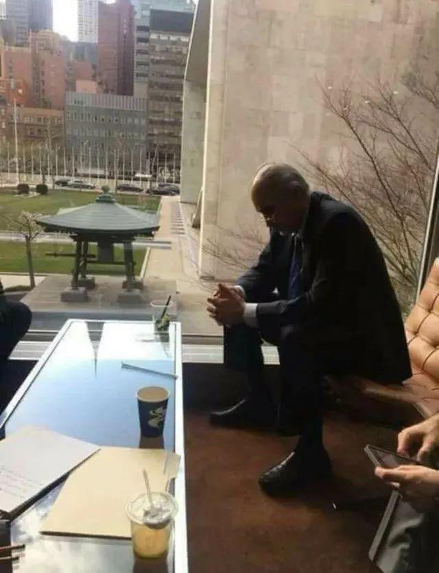 “叙利亚外交官照片”刷屏, 深深戳痛了中国人的痛处……