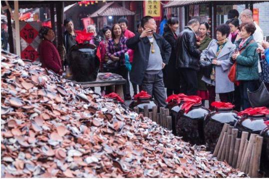 这种酒一小碗卖5块钱, 喝完后要摔了才让走, 这酒你喝吗?