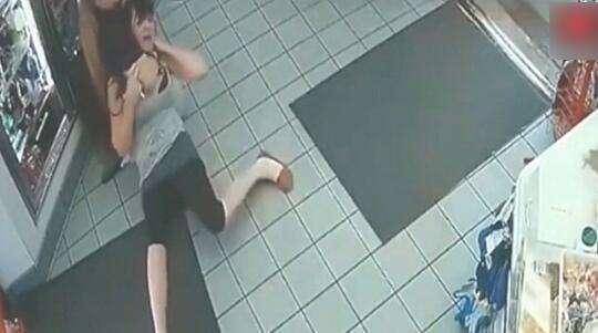 女顾客太嚣张看不起售货员出手打人