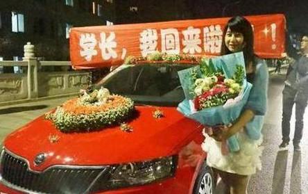 20岁留学美女, 手捧鲜花向学长表白