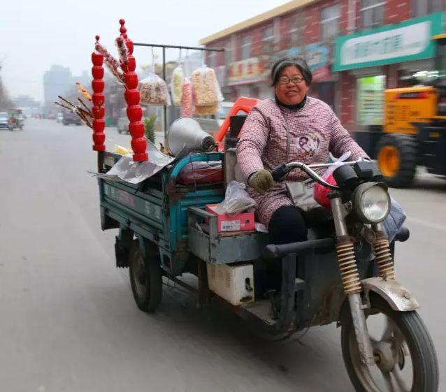 街头大娘做糖葫芦, 每天站十几个小时, 赚100多元!
