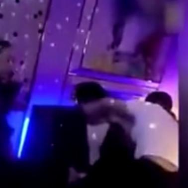 因90后小伙服务不周, 两“白万富婆”对他做了这样的事, 男子称: 收了钱没办法