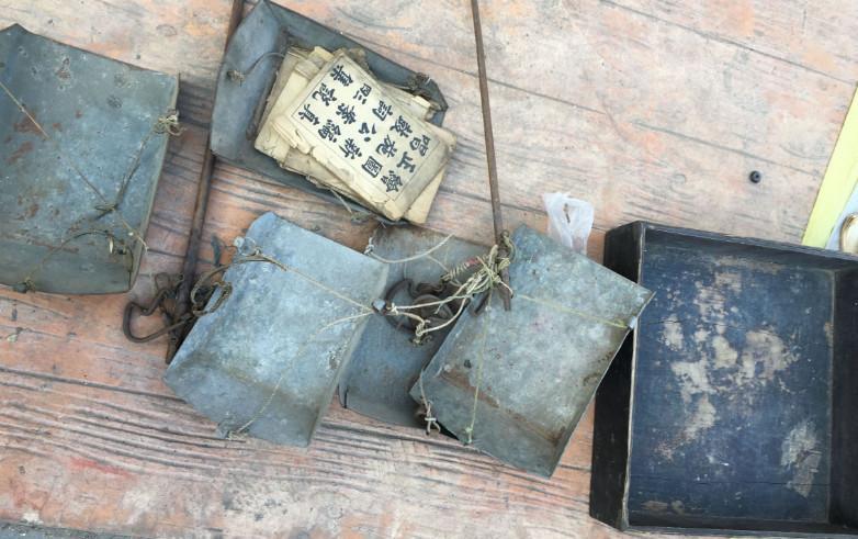 农村大集上“古董”真便宜, 金镶玉手镯50元, 农民大妈像捡到宝!