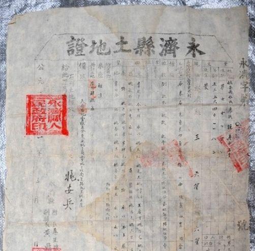 老人在家发现一口缸, 看清内部的东西后傻眼了!