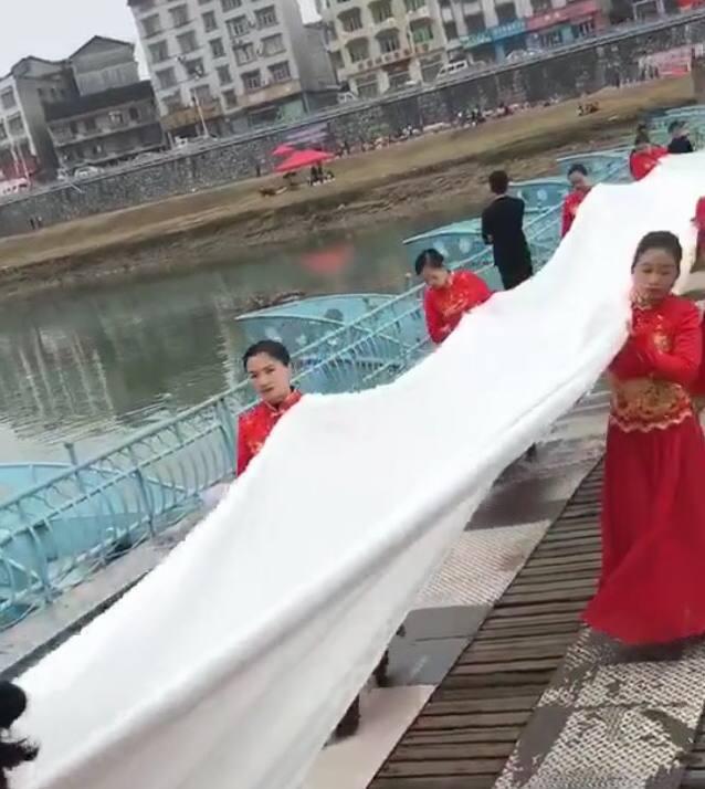 新郎为了给新娘惊喜打造这样一款婚纱