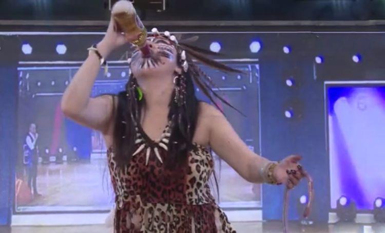 吃生蛇当下酒菜 重庆女子咬断头活吞鸽子满脸鲜血