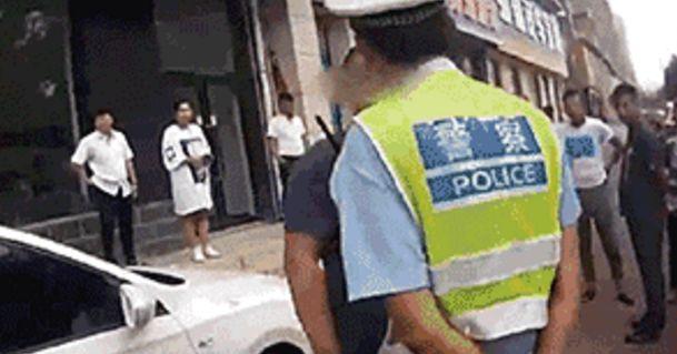 交警执法遇见奇葩男子, 不交罚单, 直接亲嘴