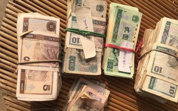 农民发现一箱钱, 却一分花不出去! 邻居却说他发财了, 是真的吗?