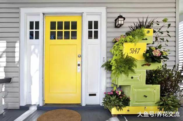 媳妇把家里的旧鞋子、茶壶和闹钟用来种花, 养花也要省钱