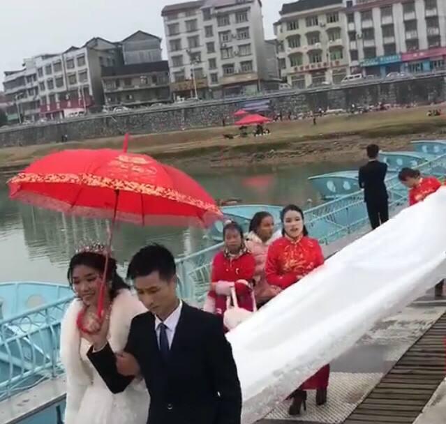 新郎为了给新娘惊喜打造这样一款婚纱