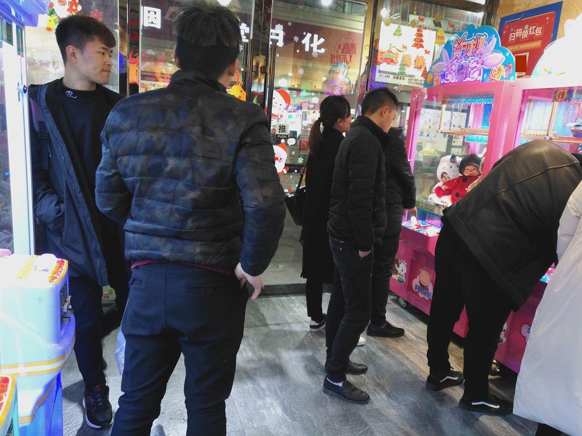 街头娃娃机一元钱就有机会抓走一个娃娃, 这种游戏你玩过吗?