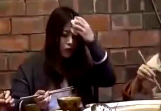 4个美女去吃火锅, 吃得大汗淋漓, 去个洗手间回来, 服务员傻眼