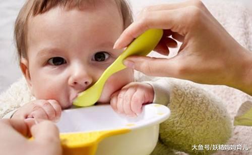宝宝添加辅食是4个月还是6个月好? 宝宝这4个特征添加辅食最合适