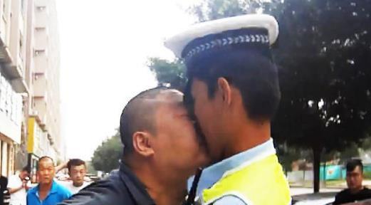 交警执法遇见奇葩男子, 不交罚单, 直接亲嘴