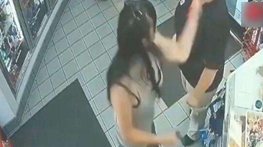 女顾客太嚣张看不起售货员出手打人