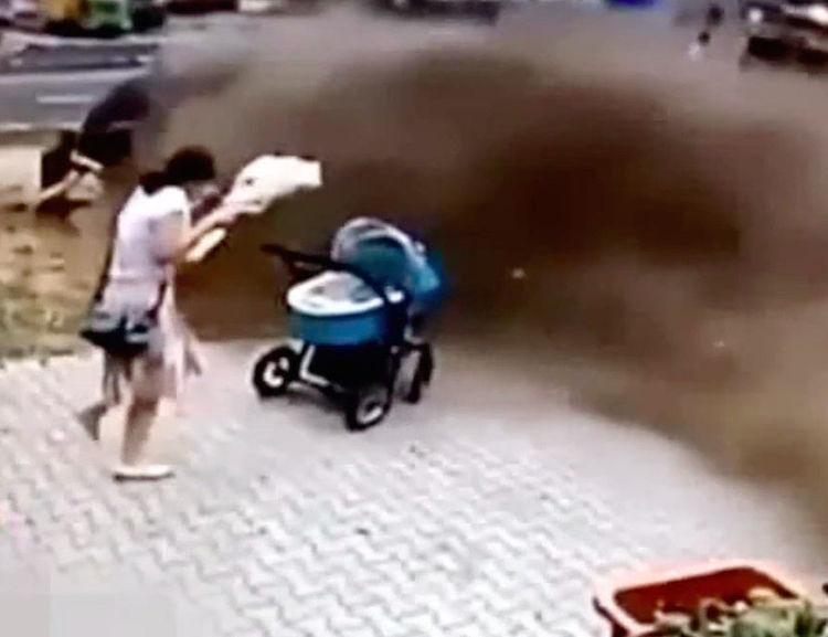 宝妈推着推车走在路上, 接下来发生的画面