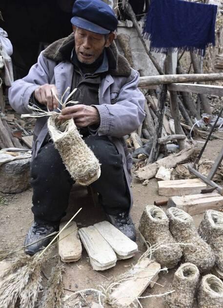 谁小时候穿过这样的“高跟鞋”? 你知道它叫什么名字吗?