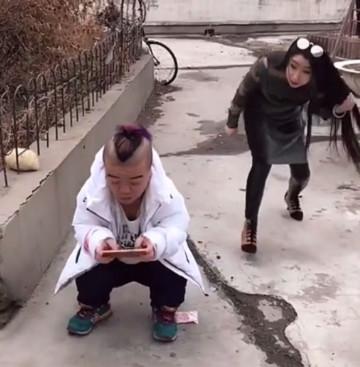 美女走在路上, 突然发现男子脚下有100元, 美女做一举动, 男子就跑了