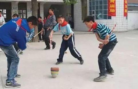 推铁环, 丢手绢, 打陀螺, 现在孩子从来不玩的游戏, 是我们的童年!