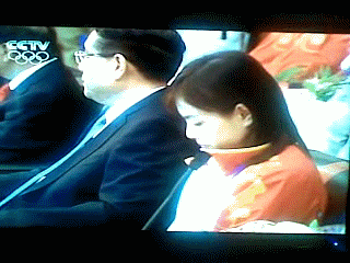 你动作太快了, 镜子都没反应过来