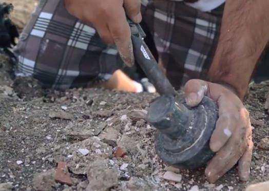 男子地窖发现石灰包裹的硬物, 砸开后, 里面的东西让他高兴坏了!