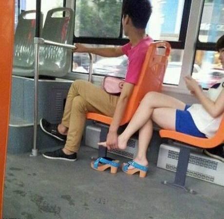一回家就看到媳妇这样在灶台上做饭, 我是干瞪眼不敢言啊