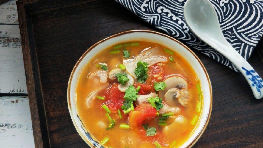 西红柿口蘑肉片汤的家常做法, 酸甜爽滑, 汤汁鲜美, 煮少了根本不够喝