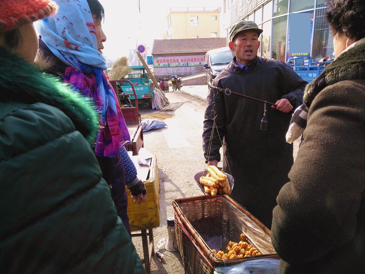 县城三位老年人赶农村大集每人都买了一份油条, 这油条很特别吗?