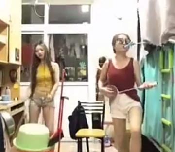 网上这个女生宿舍出名了, 只因这里有两个美女