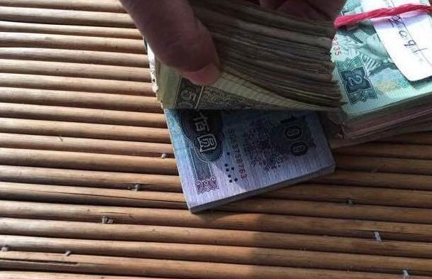 农民发现一箱钱, 却一分花不出去! 邻居却说他发财了, 是真的吗?