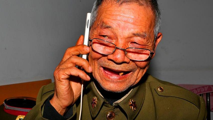 河南70岁抗越老兵, 到烈士陵园扫墓, 意外发现自己的坟墓