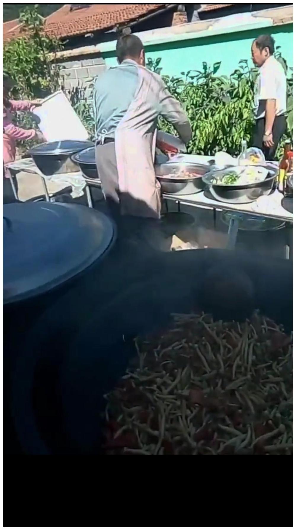 第一次近距离看农村大厨做大锅菜, 这炒菜技术真心不输大饭店!
