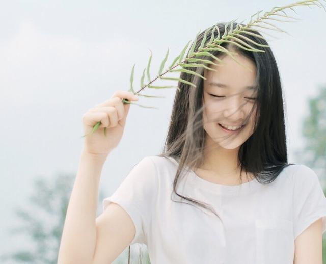 女人对你动心的时候, 会有这三个手忙脚乱的表现