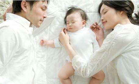 孩子晚上睡觉, 这2件事爸妈最好别做, 小心影响孩子健康