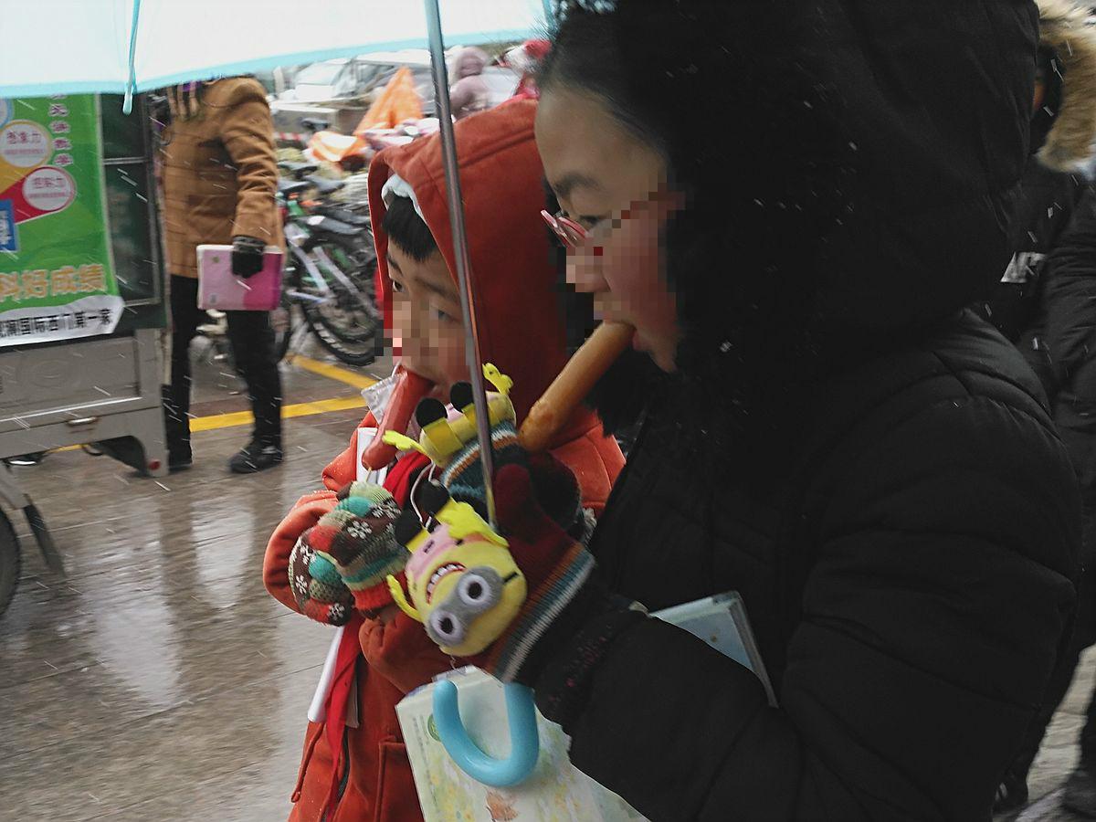 下雪天小朋友为什么把伞翻弄翻了? 原来他是为了这个