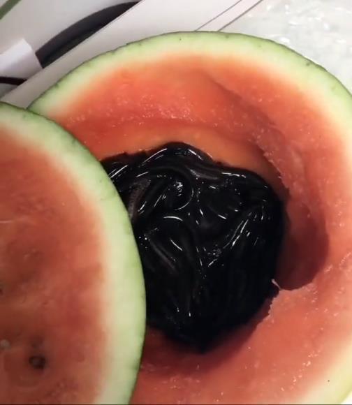 小伙用这样的方式恶搞老婆, 你猜结果是什么样的?