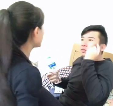 美女用吸管喝水, 一不小心嘴唇就被吸管扎穿, 男友看到后说出一句话, 美女怒打男友