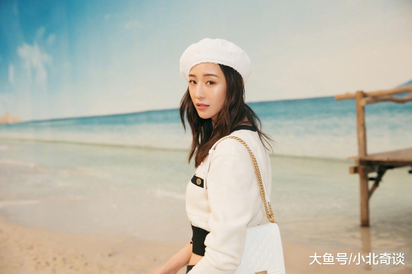 36岁的张钧甯光着小脚丫走在海