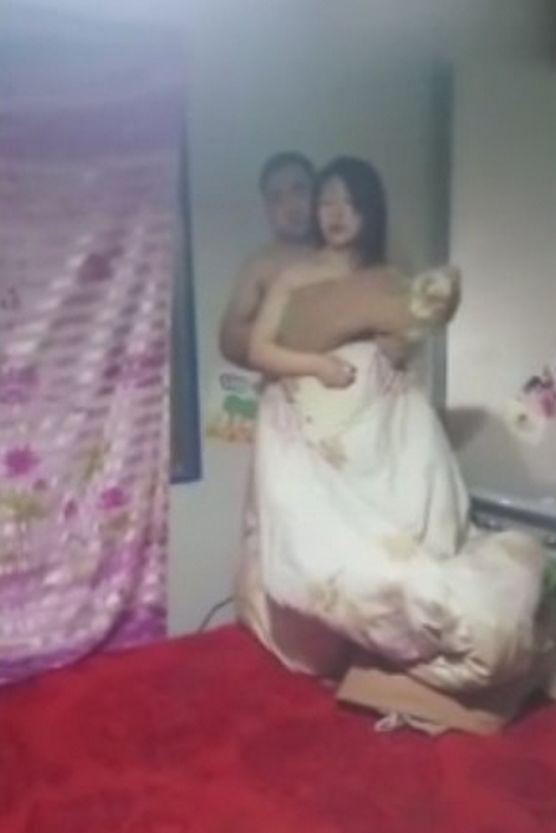 男子出差深夜回家只为给媳妇一个和东西, 妻子也给他好东西