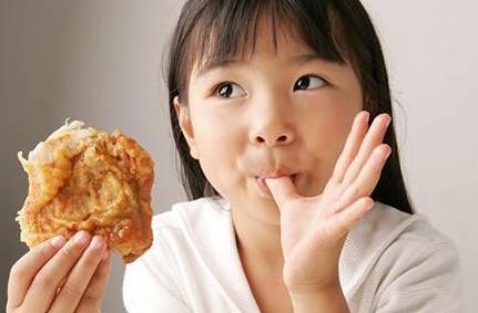 想让孩子晚上睡得更香更好? 那爸妈在孩子睡觉前要注意这3件事