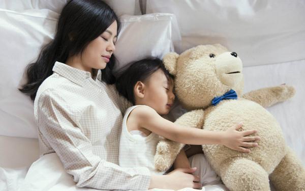 为了宝宝的健康发育, 哄孩子睡觉时, 这4点宝妈要注意
