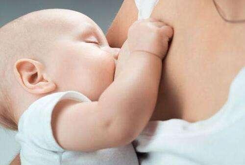 宝宝性格从他喝奶的姿势能看出来, 我女儿比较调皮, 你的宝宝呢