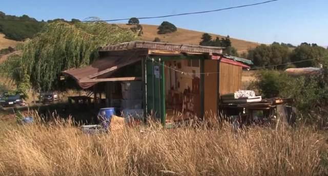 母亲租不起房住货柜, 靠着自己改造, 如今孩子都说幸福