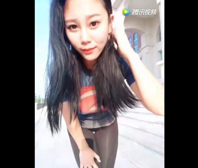 户外遇到一位运动型美女 健康才是最美的