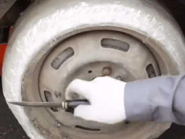 男子用胶带代替汽车轮胎, 发生了这样的事